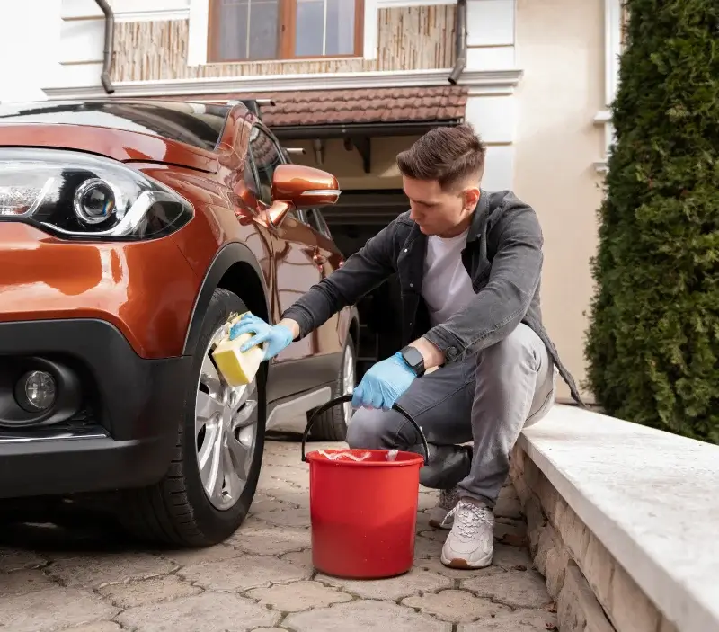 Lavage auto à domicile Lento : professionnel intervenant sur un véhicule